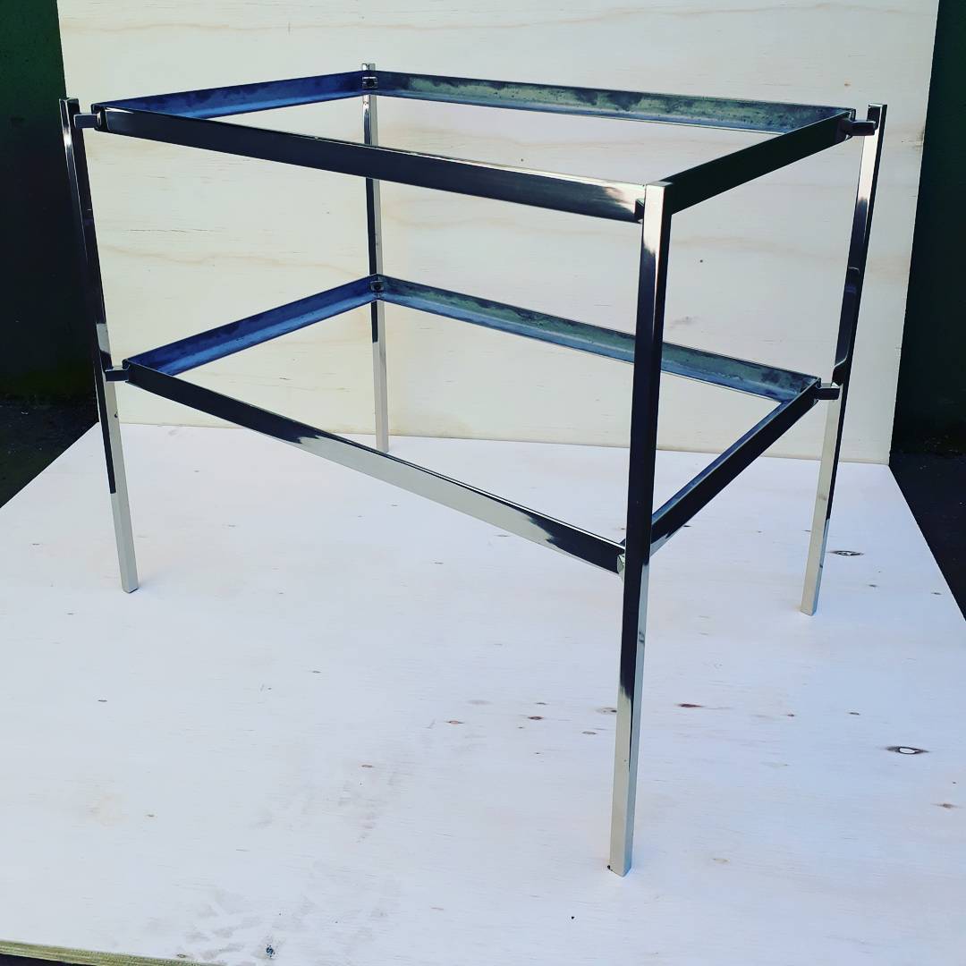 Espelho com detalhes de latão feita para casa cor Ono