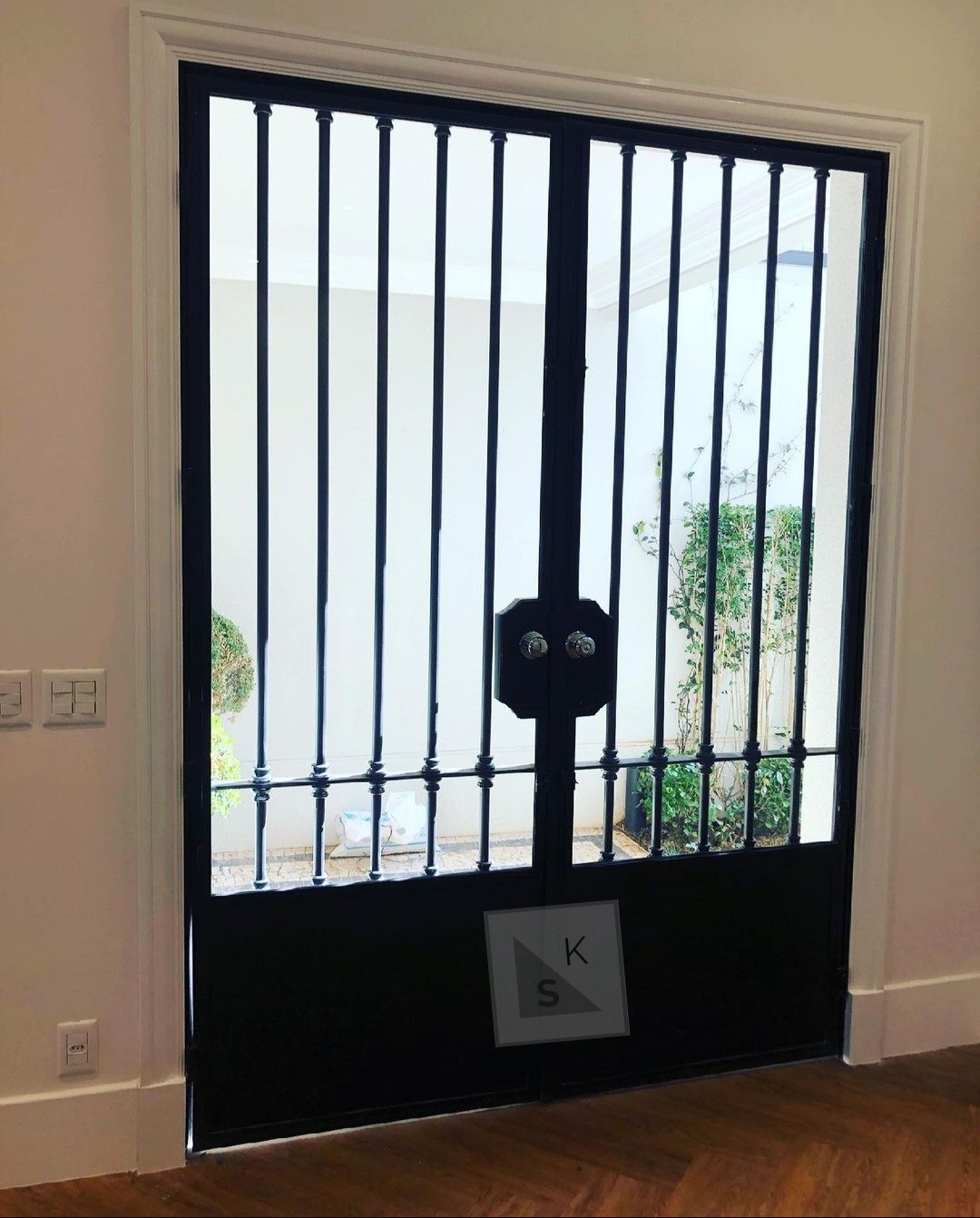 Porta de ferro com detalhe de alumínio