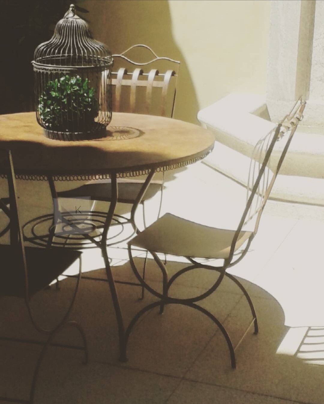 Mesa com chapa perfurada e Cadeira com barra chata