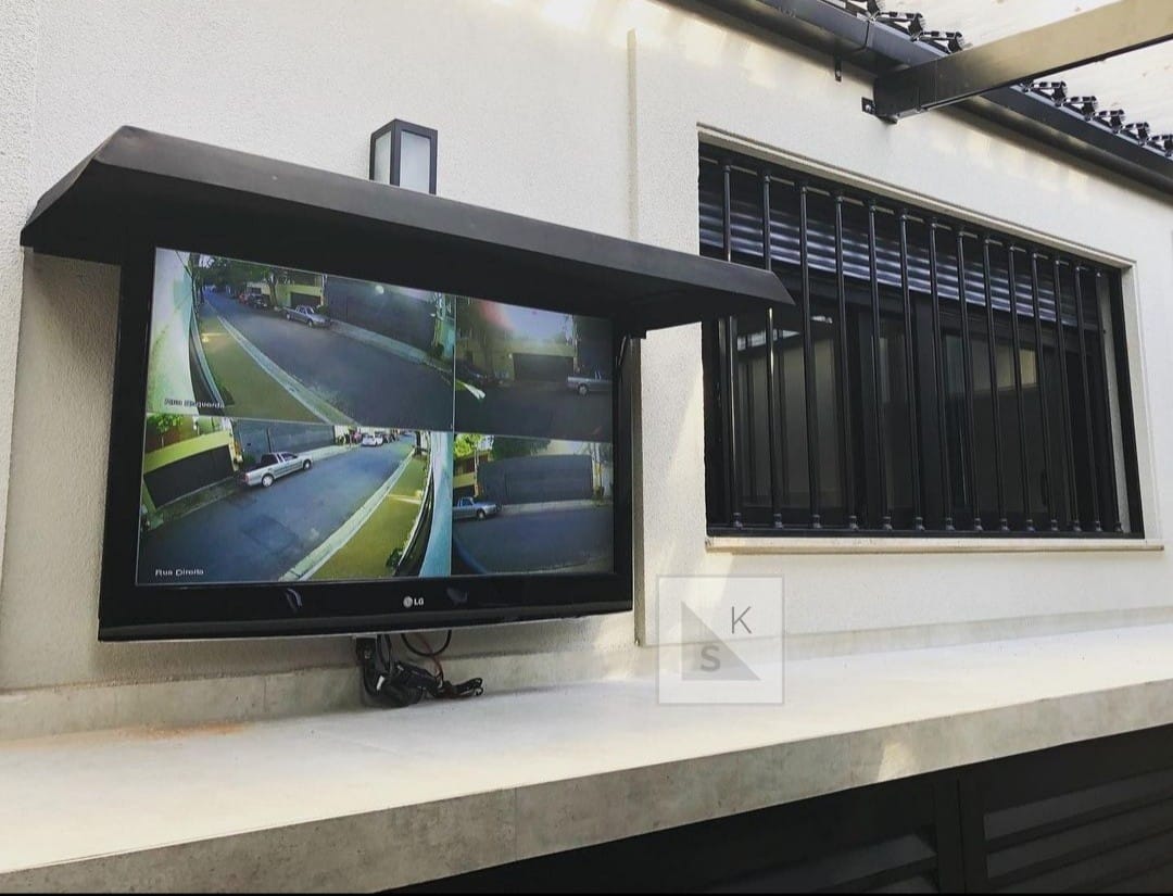Telhadinho para TV e Grades de proteção.