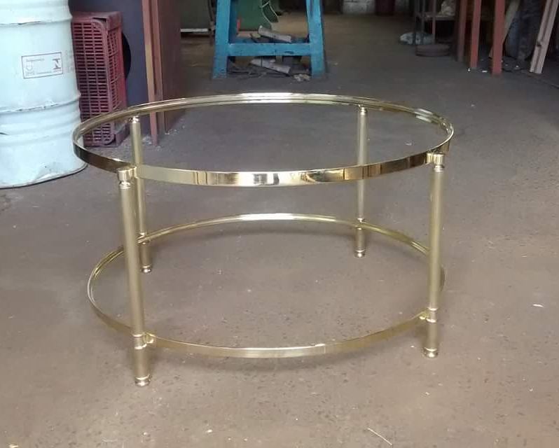 Mesa de latão polido e lustrado.