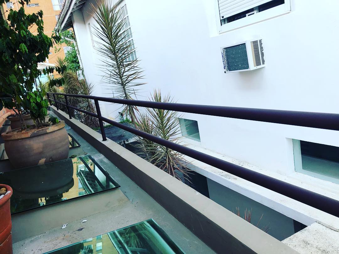 Parapeito de ferro na cor aço cortem.